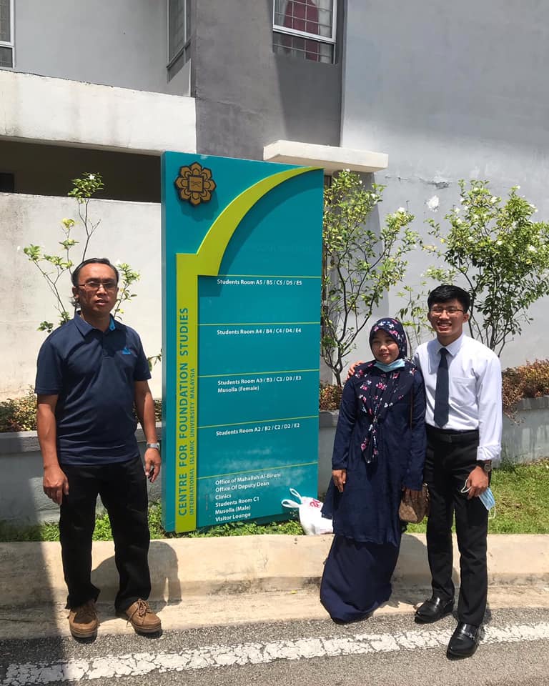 Day one of my degree — with my mum and dad